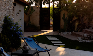 Grabación de eventos con cámara en tierra en el jardín de una vivienda en Crevillente, Alicante