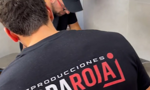 Moisés de Producciones TierraRoja durante la grabación de un evento, trato directo con el cliente