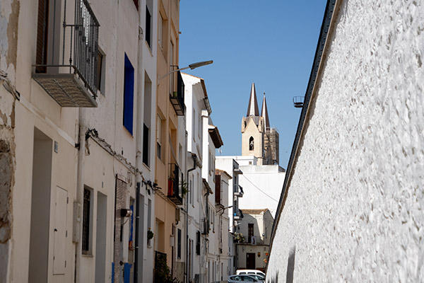 Calle de Benissa con la iglesia de fondo