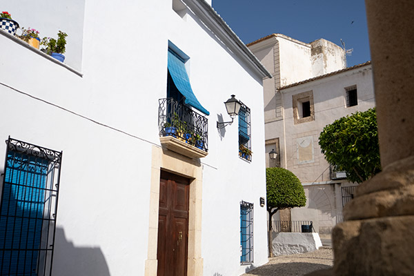 Casa azul y blanca en el centro de Benissa