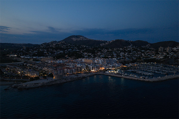 Moraira de noche vista con dron